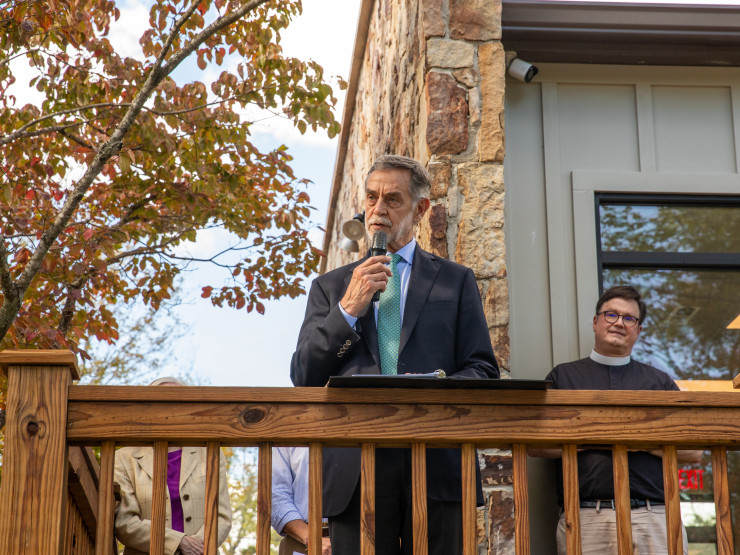Vice-Chancellor Rob Pearigen, C'76, P'14, P'17, speaks at the Sewanee Welcome Center's dedication ceremony on Oct. 1, 2025.
